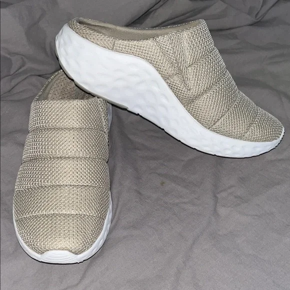 AETREX Light Tan Quilted Clogs - Picture 6 of 8